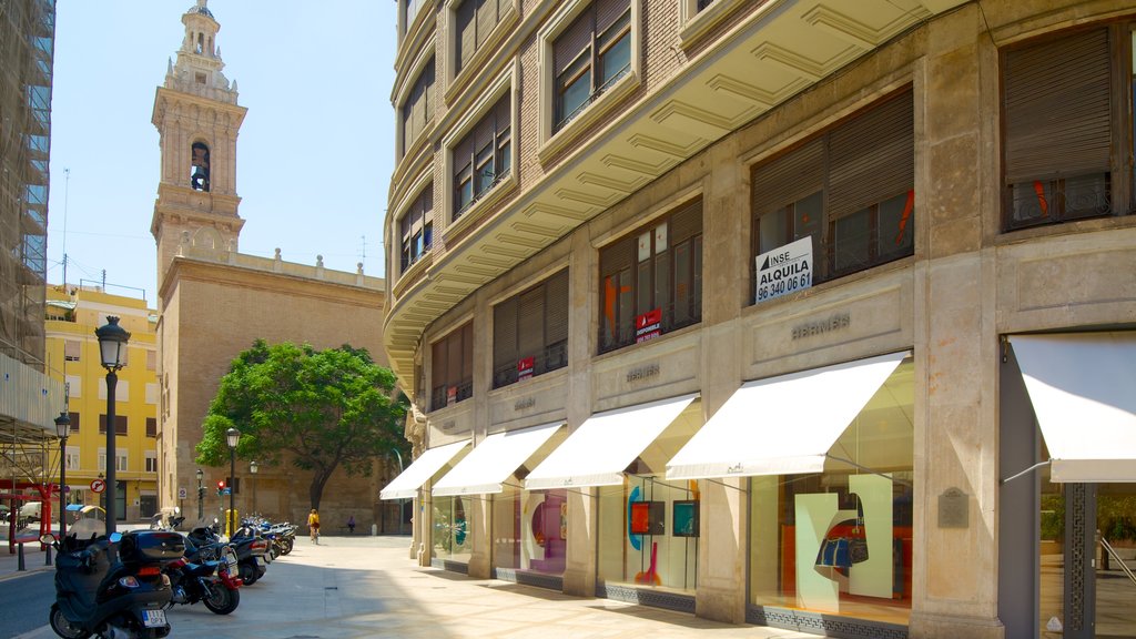 Centro de la ciudad de Valencia mostrando imágenes de calles, arquitectura patrimonial y una ciudad