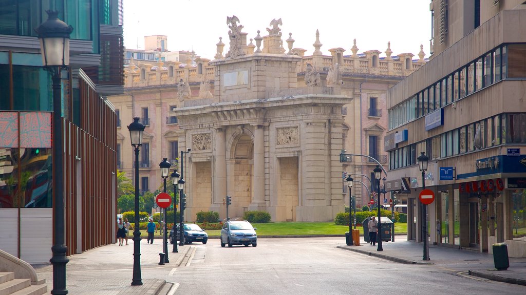 Centro de la ciudad de Valencia ofreciendo escenas urbanas, un castillo y patrimonio de arquitectura