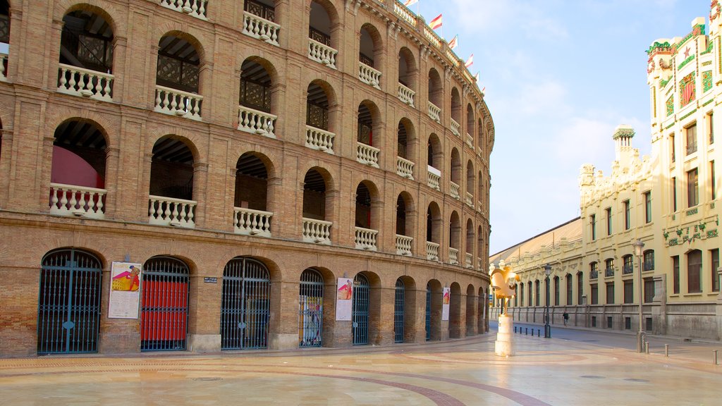 Centro de la ciudad de Valencia ofreciendo una ciudad, patrimonio de arquitectura y castillo o palacio