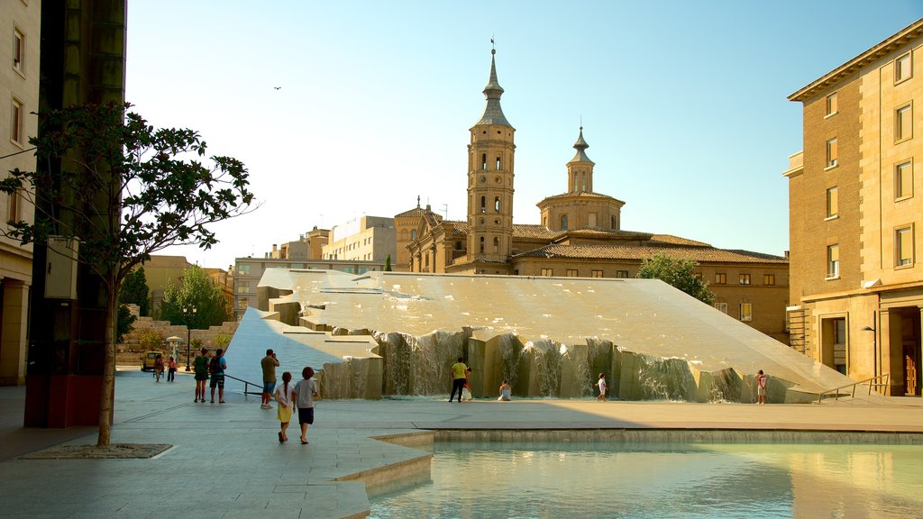 Plaza del Pilar que inclui arte ao ar livre, uma cidade e uma igreja ou catedral