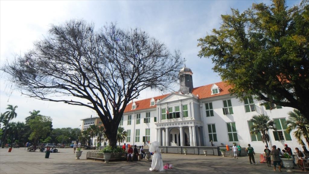 Museo Histórico de Yakarta que incluye una plaza, imágenes de calles y una ciudad