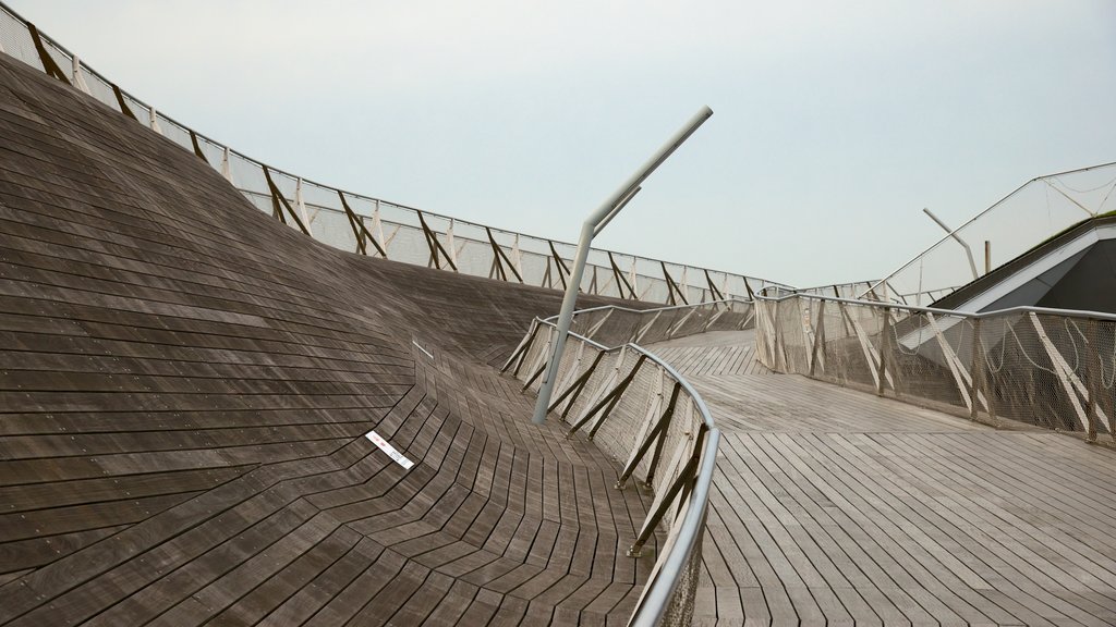 Yamashita Park showing a park