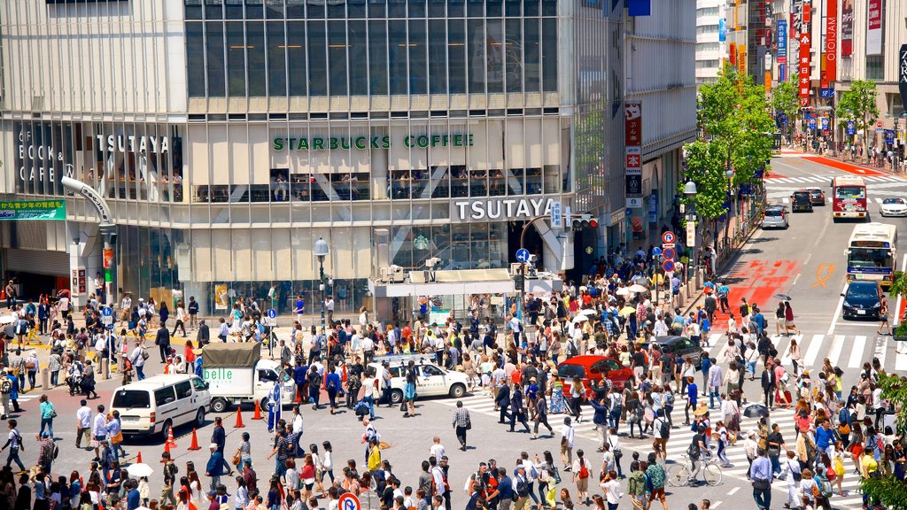 Cruzamento de Shibuya mostrando cenas de rua, sinalização e uma cidade