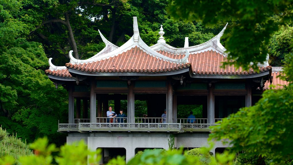 Jardim Nacional de Shinjuku Gyoen que inclui um jardim e arquitetura de patrimônio