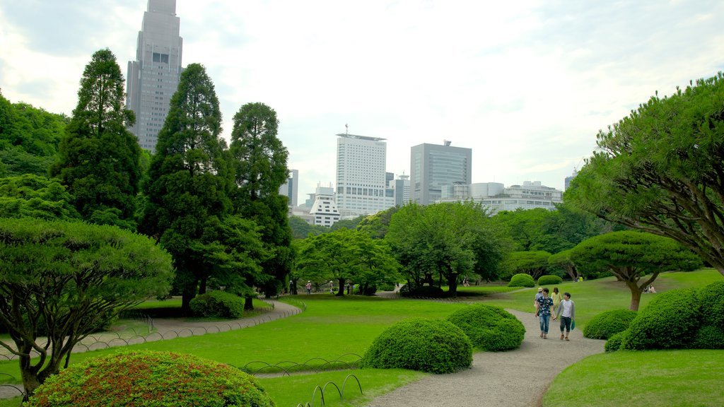 Jardines Nacionales Shinjuku Gyoen mostrando un rascacielos, arquitectura moderna y una ciudad