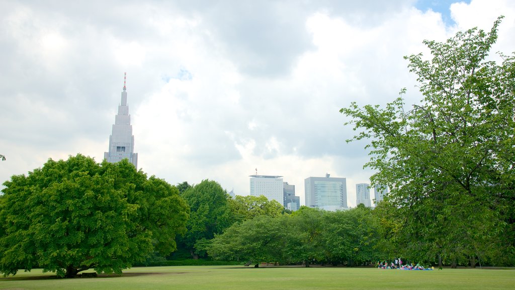 Shinjuku Gyoen National Garden which includes a park and a skyscraper