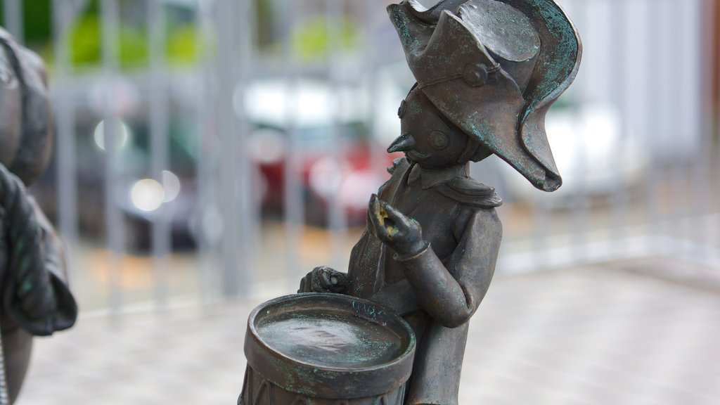 Parque Yamashita mostrando arte al aire libre, una estatua o escultura y arte