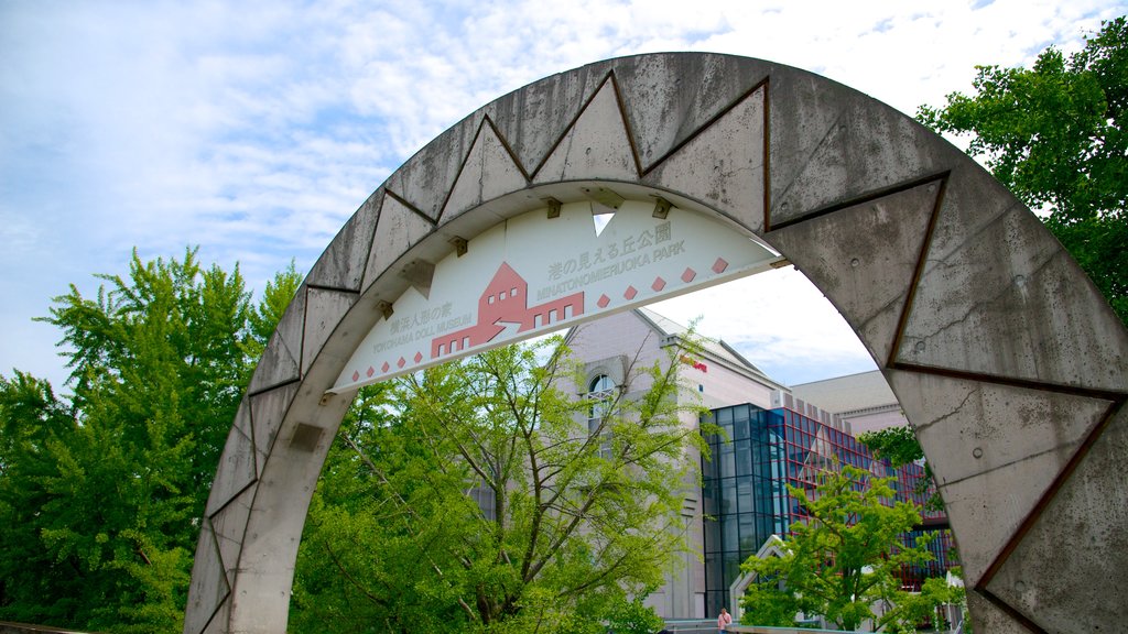 Parque Yamashita ofreciendo señalización y una ciudad