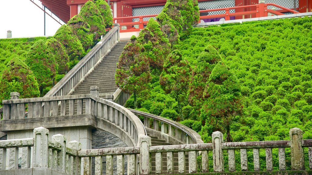 Naritasan Park showing a garden