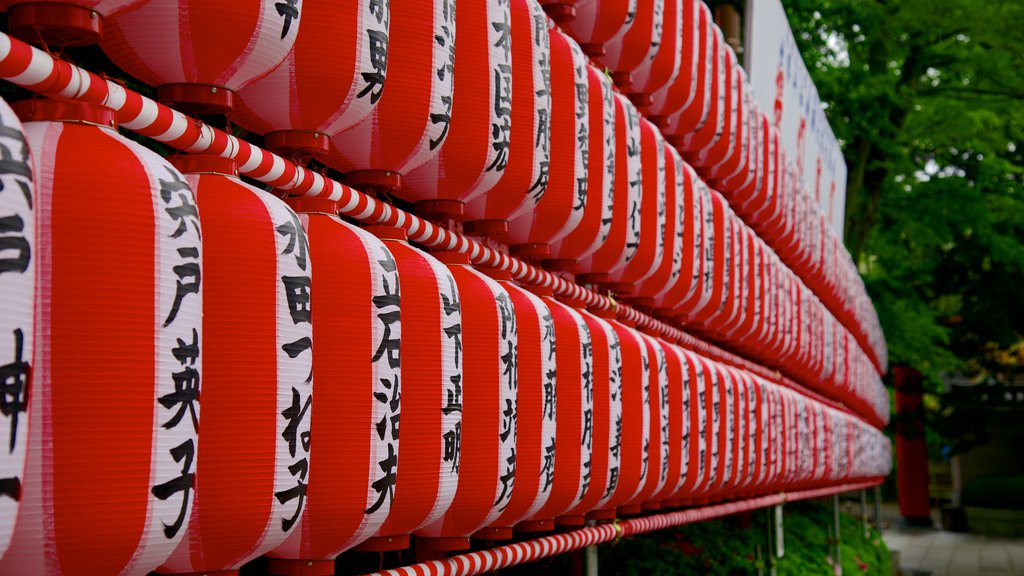 Naritasan Park showing signage, outdoor art and a garden