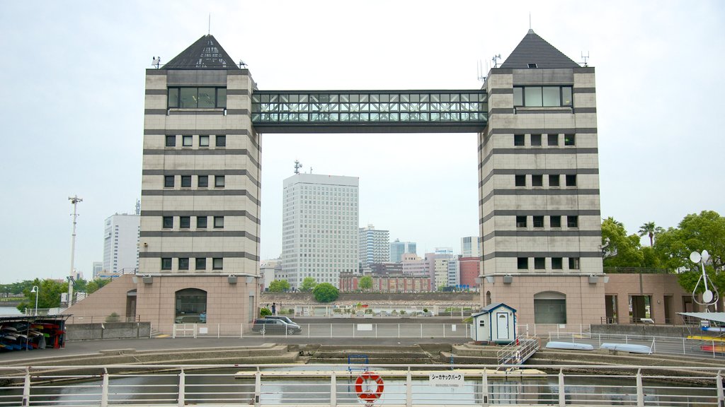 Minatomirai som omfatter en bugt eller havn, industrielle elementer og en bro