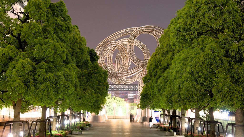 Minatomirai montrant une ville, scènes de soirée et un parc