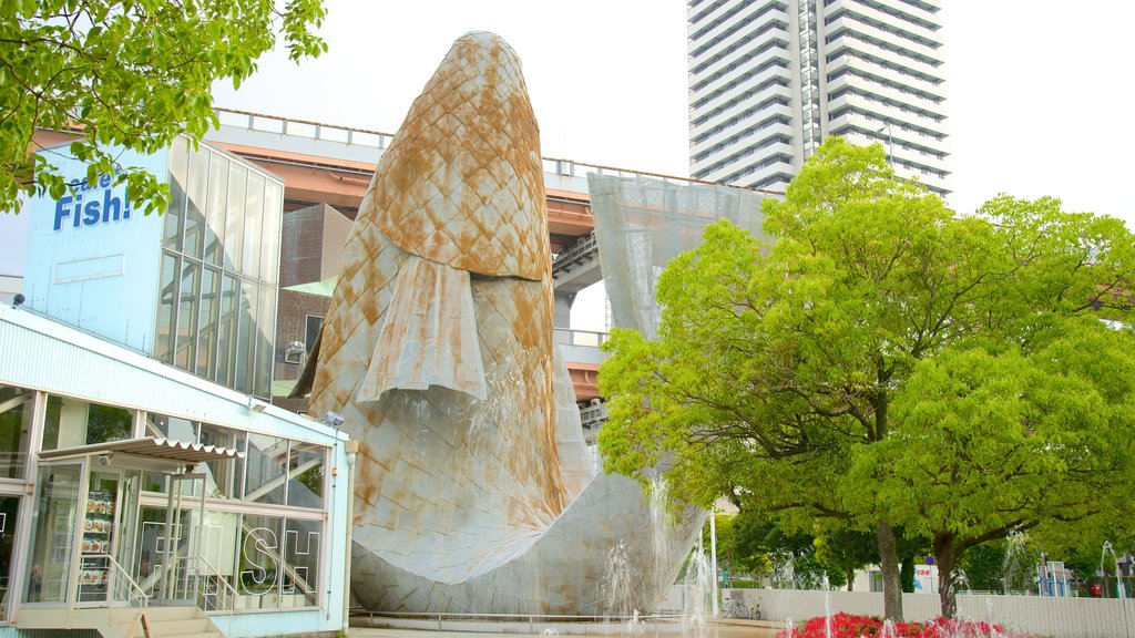 Parque Meriken ofreciendo una ciudad, un jardín y una estatua o escultura