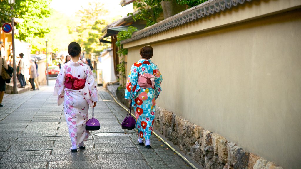 Sannenzaka Ninenzaka showing a city and street scenes