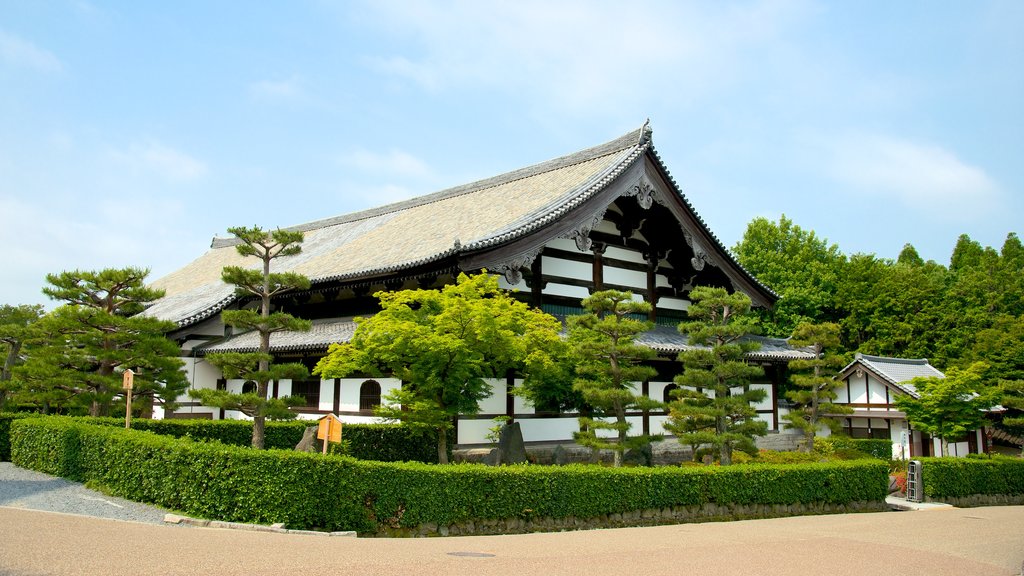 Templo Tofukuji ofreciendo patrimonio de arquitectura y un templo o lugar de culto