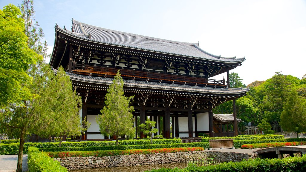 Tofukuji Temple which includes a temple or place of worship and religious elements