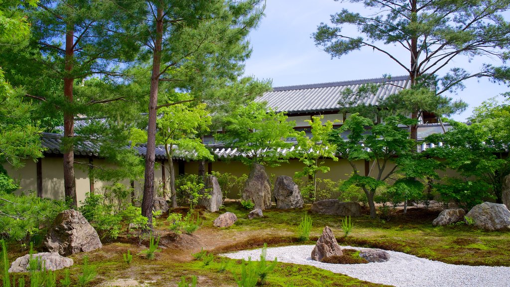 Kodaiji Temple featuring a park, a temple or place of worship and landscape views