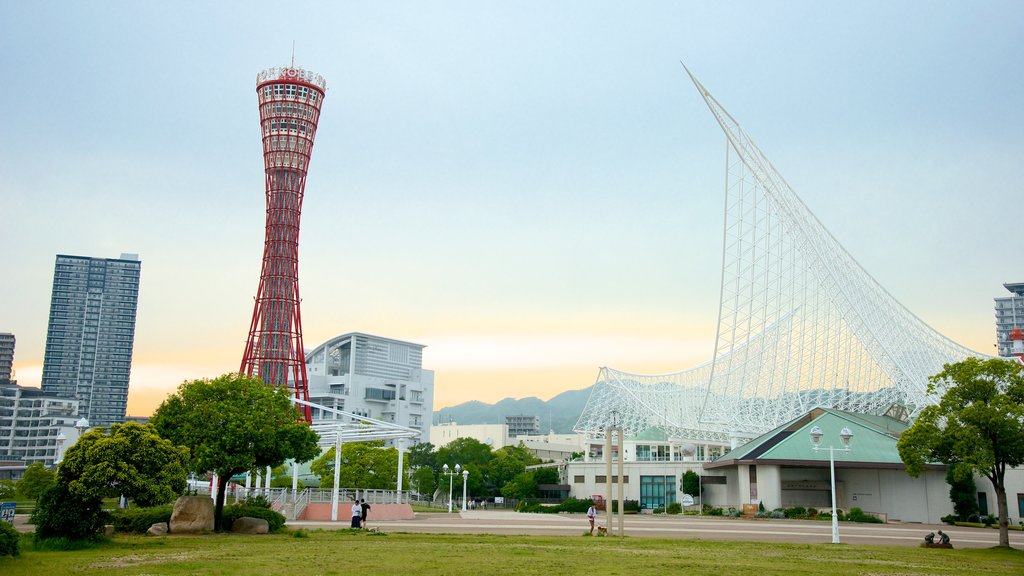 Torre de Kobe ofreciendo un edificio de gran altura, una ciudad y arquitectura moderna