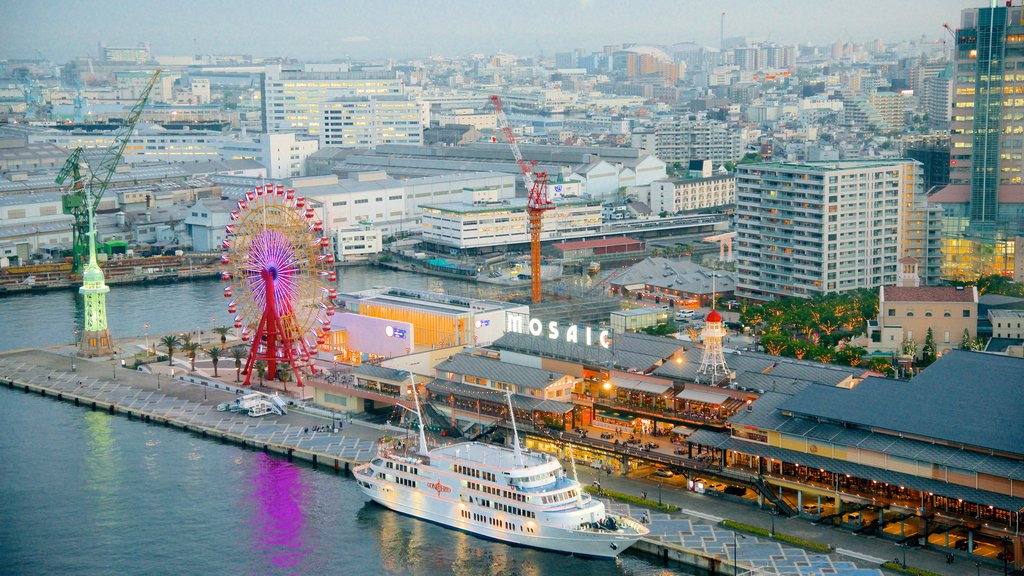 Kobe Port Tower toont hoogbouw, centraal zakendistrict en algemene kustgezichten