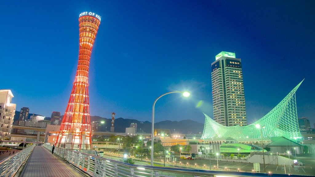 Torre de Kobe ofreciendo arquitectura moderna, centro de negocios y escenas de noche