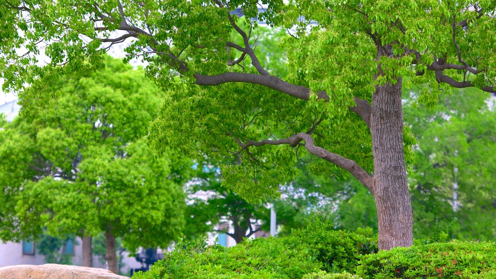 Meriken Park featuring a park