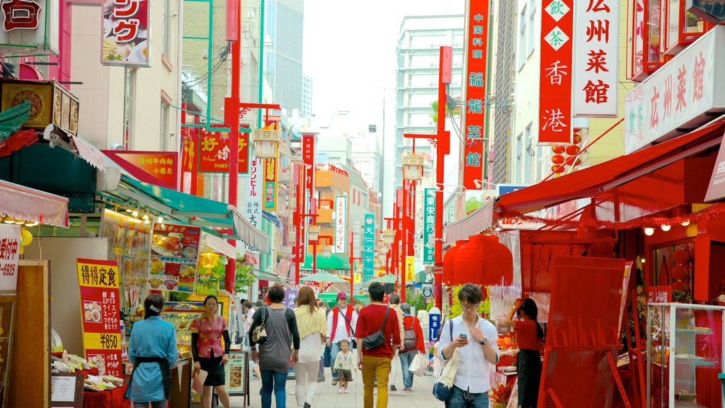 Chinatown menampilkan pasar, pemandangan jalanan dan papan petunjuk