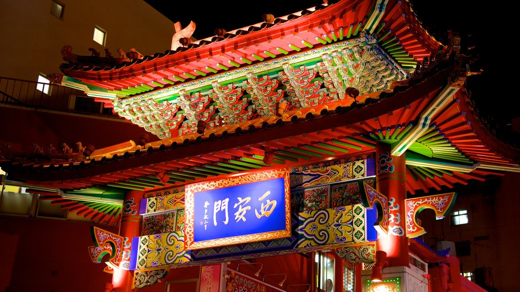 Chinatown mostrando patrimonio de arquitectura, señalización y escenas nocturnas