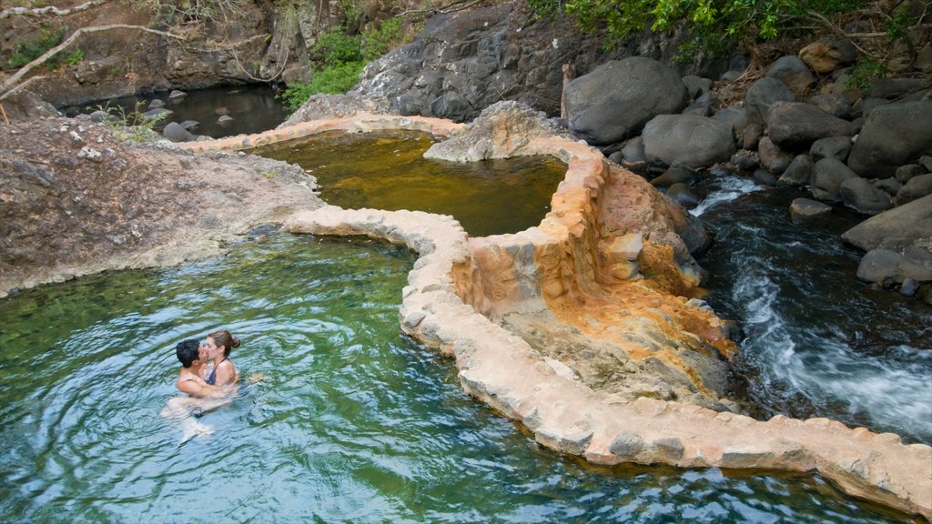 Guanacaste - Pacífico caracterizando um rio ou córrego e natação assim como um casal