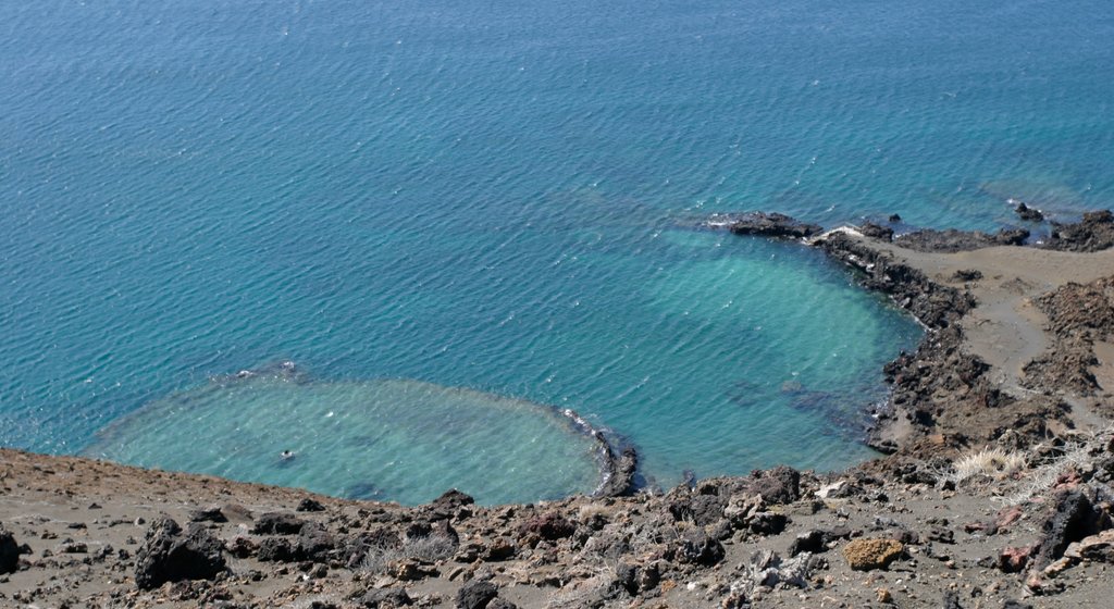 Bartolome Island ofreciendo vista general a la costa