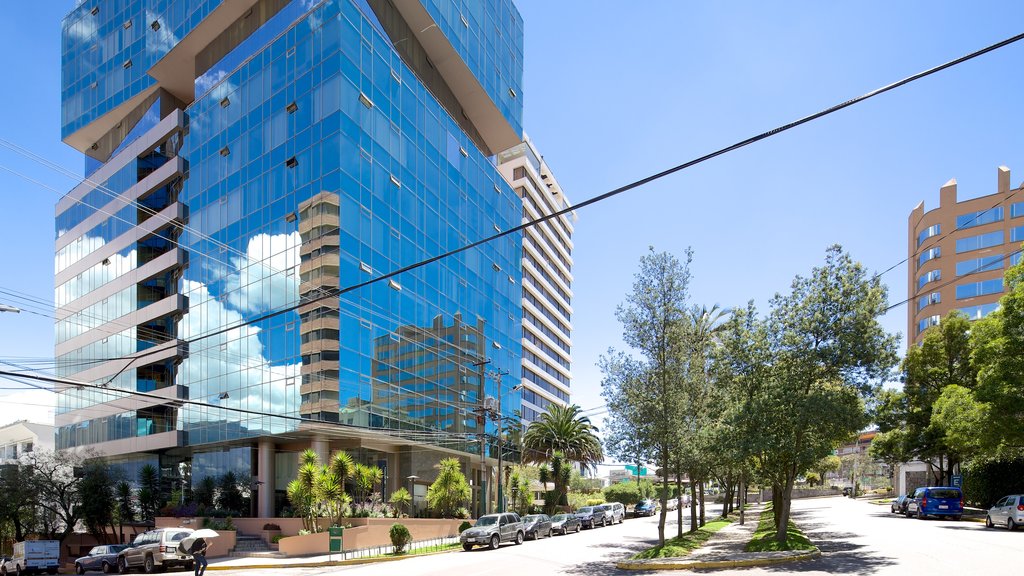 Quito caracterizando uma cidade, arquitetura moderna e paisagens da cidade