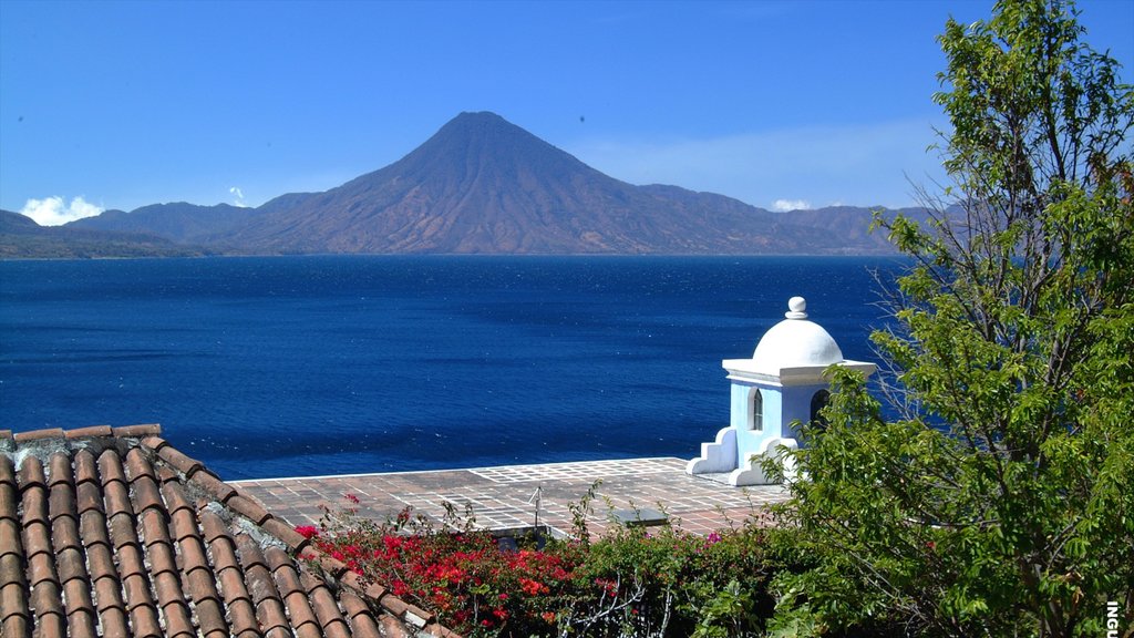 Lago de Atitlán mostrando montañas, vistas de paisajes y un lago o abrevadero