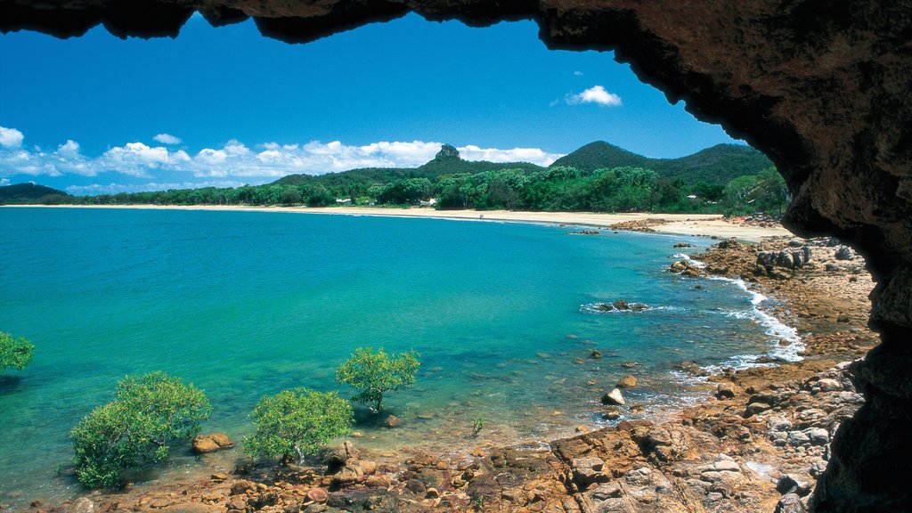 Mackay mostrando una playa de arena, costa escarpada y vista panorámica