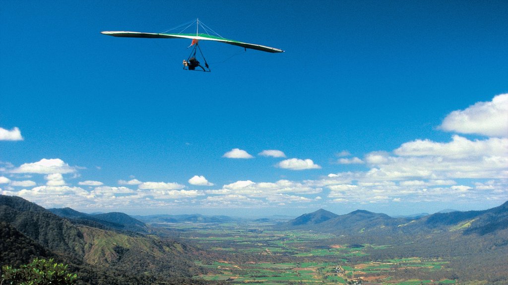 Mackay ofreciendo montañas, avión y vista panorámica