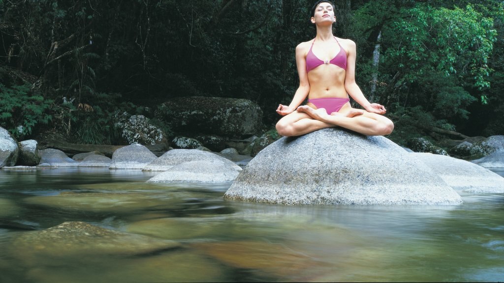 Daintree - Cape Tribulation mettant en vedette rivière ou ruisseau et journée au spa aussi bien que femme