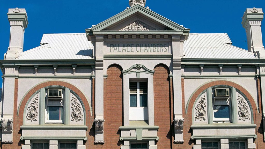 Kalgoorlie - Boulder que inclui arquitetura de patrimônio, um pequeno castelo ou palácio e uma cidade