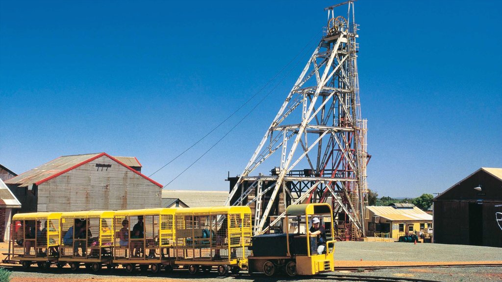 Kalgoorlie - Boulder que inclui elementos industriais e itens de ferrovia