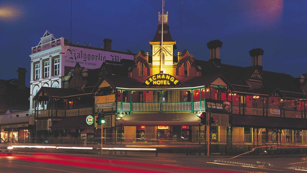 Kalgoorlie - Boulder ofreciendo señalización, escenas de noche y un hotel