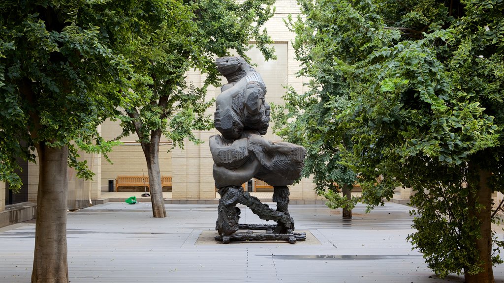 Johannesburg Art Gallery mostrando una estatua o escultura, arte al aire libre y arte