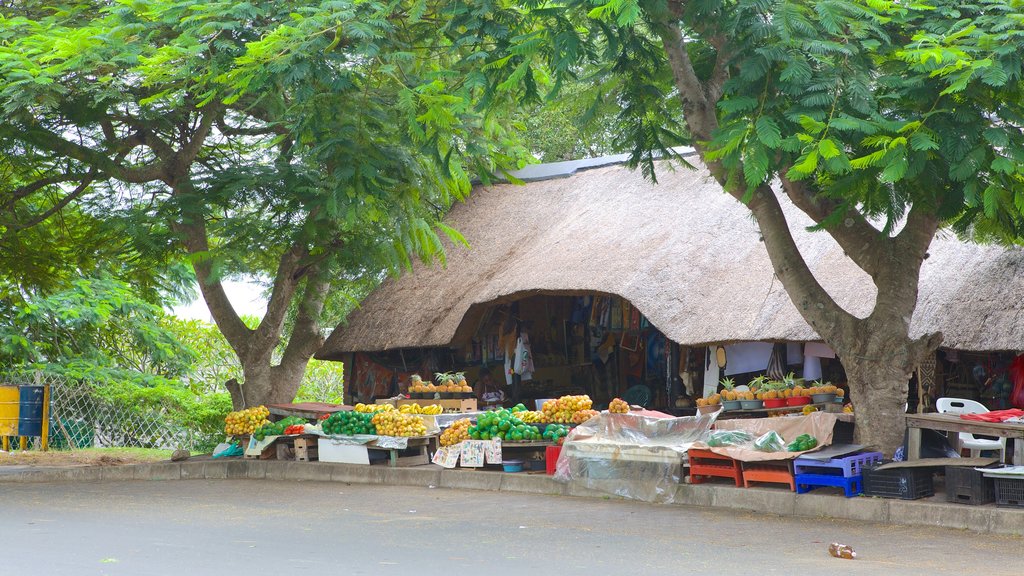 St. Lucia ofreciendo mercados, comida y una pequeña ciudad o aldea