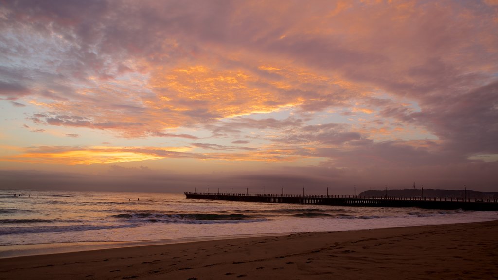 North Beach que inclui um pôr do sol, uma praia e paisagens litorâneas