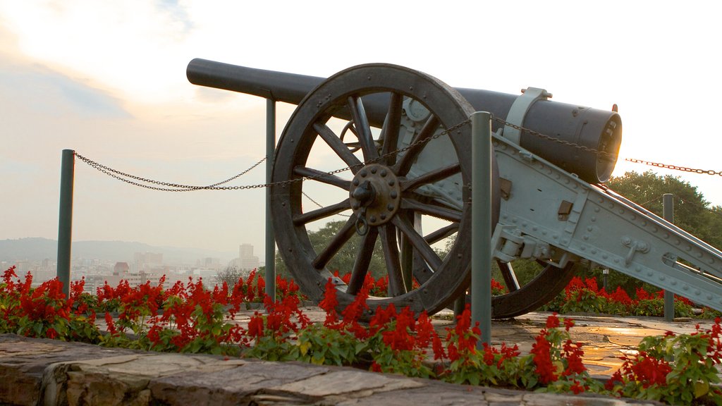 Union Buildings som omfatter blomster og militærgenstande