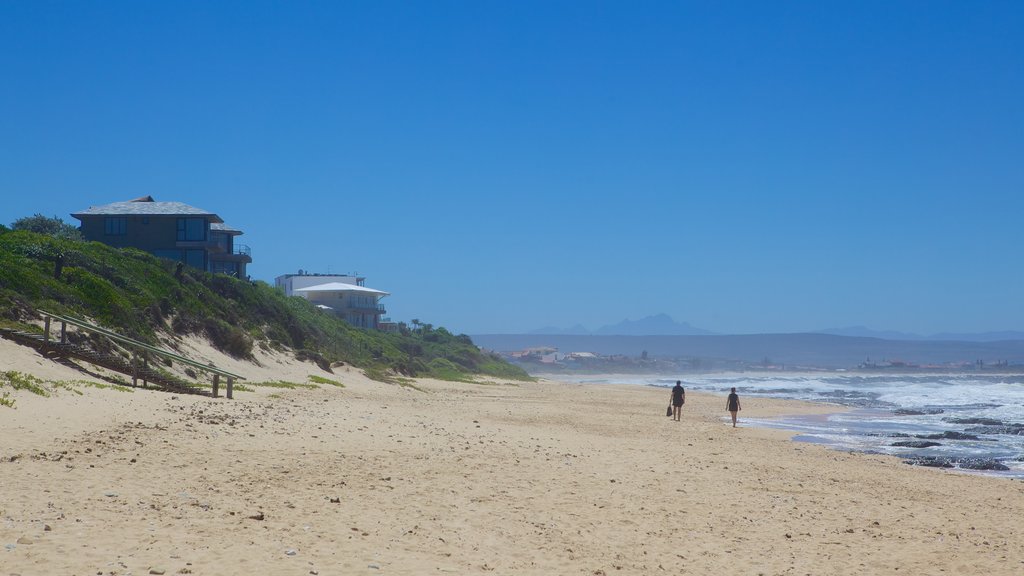 Playa Delfín ofreciendo una ciudad costera, una playa y vista panorámica