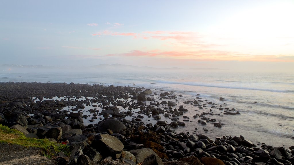 Playa de Nahoon mostrando un atardecer, una playa de guijarros y vistas panorámicas