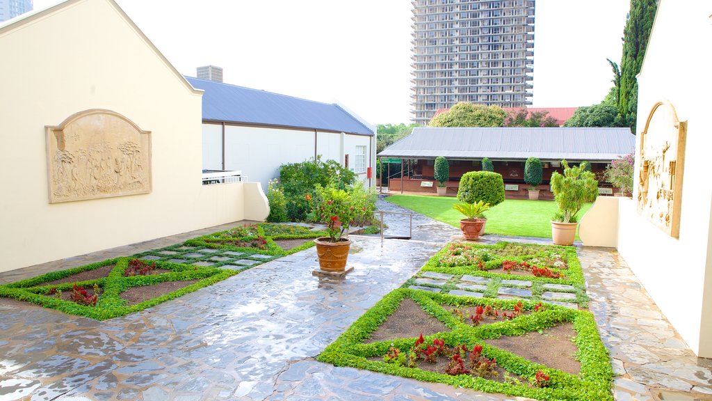 Kruger Museum showing flowers, a garden and a house