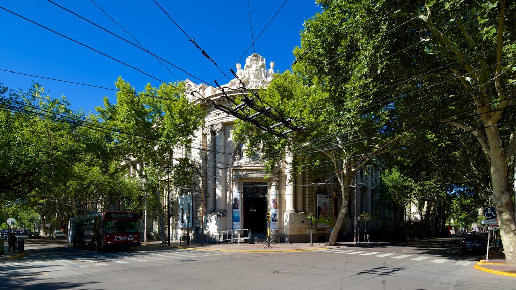 Mendoza which includes street scenes