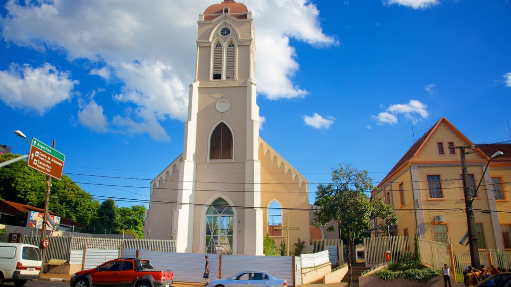 Catedral de San Juan Bautista que incluye una ciudad, una iglesia o catedral y elementos religiosos