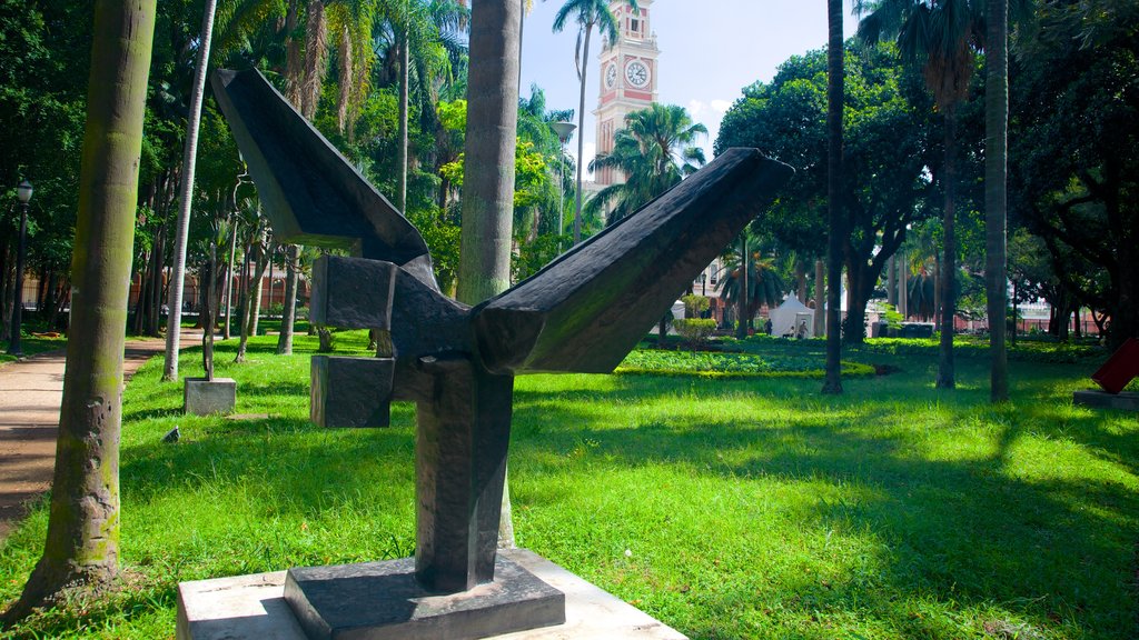 Itajaí ofreciendo una ciudad, jardín y arte al aire libre