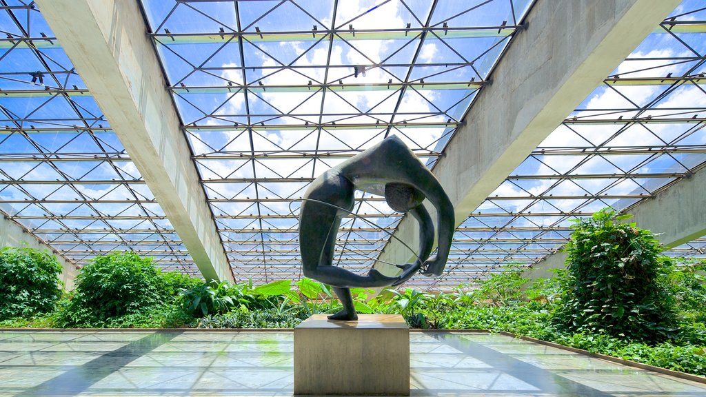 Teatro nacional Claudio Santoro ofreciendo vistas interiores, una ciudad y una estatua o escultura