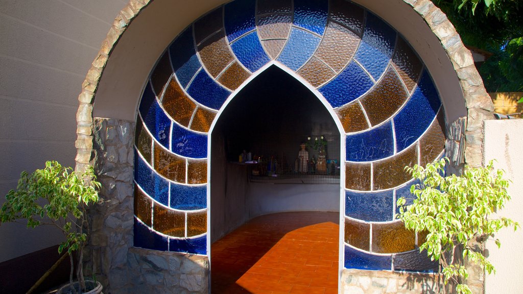 Catedral de São João Batista caracterizando elementos religiosos, uma cidade pequena ou vila e uma cidade