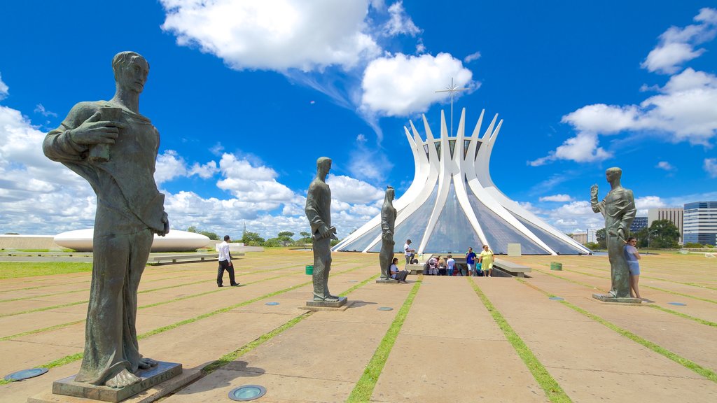 Catedral metropolitana mostrando una plaza, una estatua o escultura y una iglesia o catedral